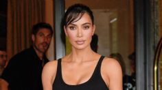 Kim Kardashian incendia las redes al enseñar su abdomen con un outfit de la década de los 90