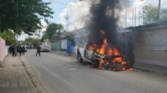 Sujetos armados incendian vehículos en Cárdenas, Tabasco