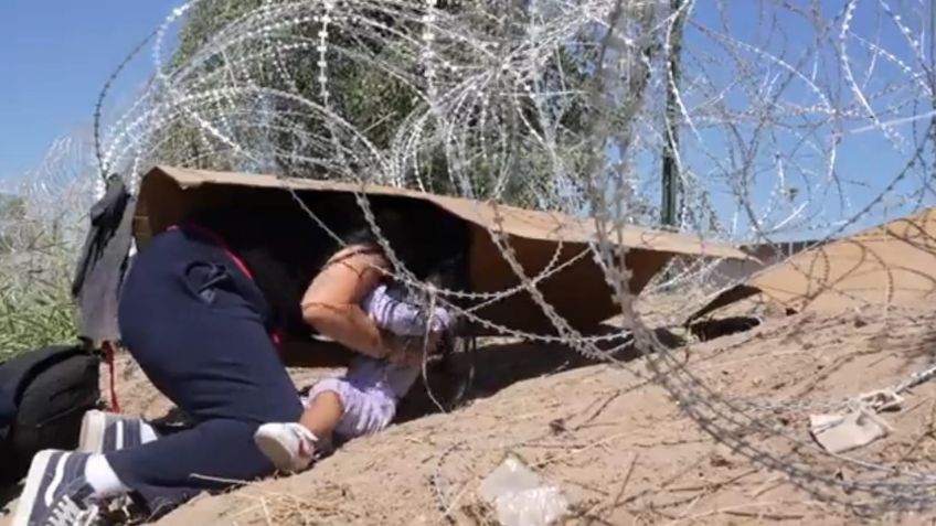 VIDEO: con su hija en brazos mujer conmueve al cruzar el alambre de púas en la frontera México-EU