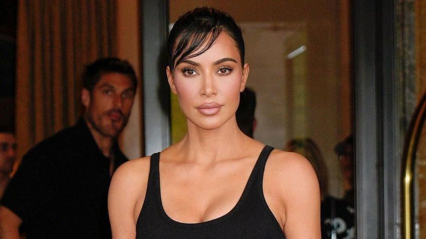 Kim Kardashian incendia las redes al enseñar su abdomen con un outfit de la década de los 90