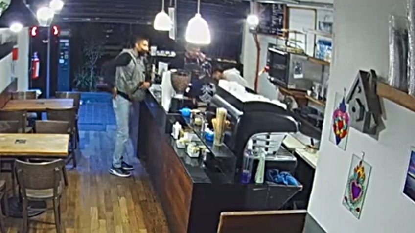 VIDEO: a punta de pistola rateros asaltan cafetería en la Condesa