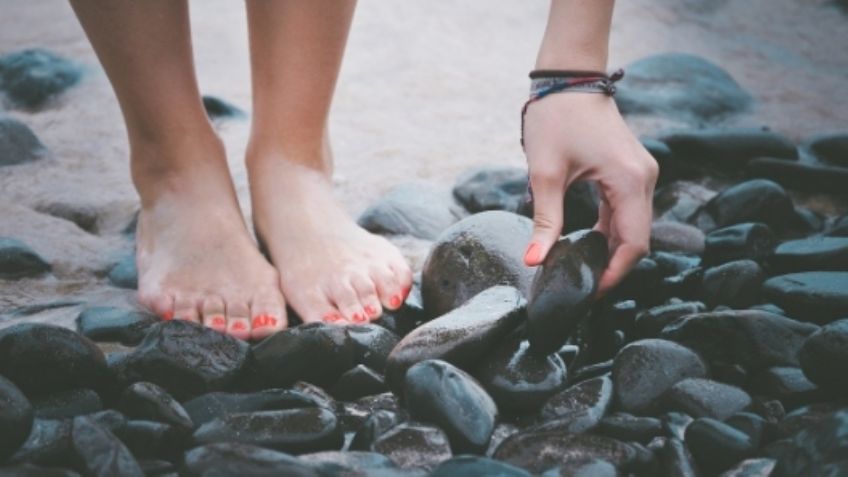 El trucazo que te ayudará a eliminar las asperezas de los pies, solo necesita una piedra pómez