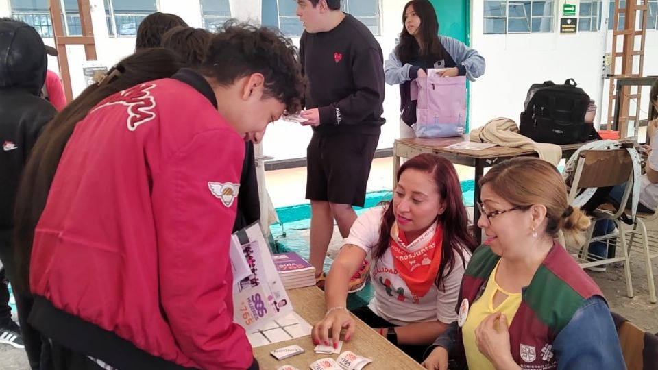 El personal de LUNAS orienta a hombres y mujeres sobre la prevención de violencia de género.