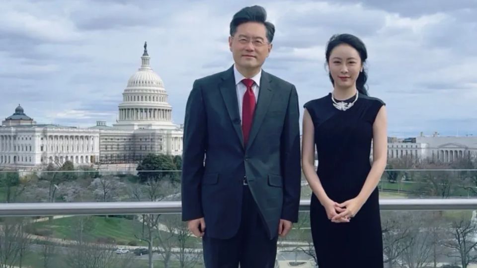 Qin Gang junto a la presentadora de televisión Fu Xiaotian durante una entrevista realizada en Washington, Estados Unidos, en marzo de 2022.