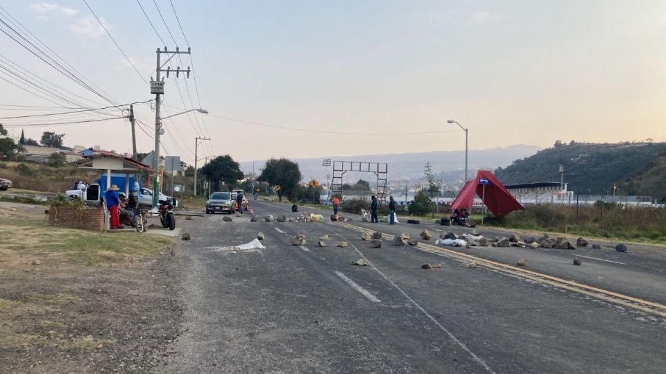 Los manifestantes bloquearon con piedras la carretera.