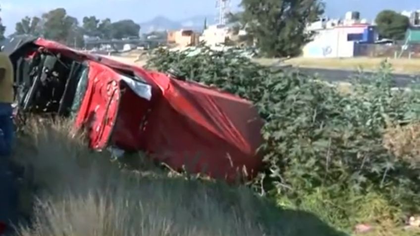 Vuelca camioneta sobre la autopista México-Pirámides y colapsa el trafico con dirección a CDMX