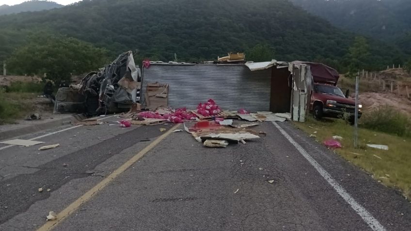 Un camión del DIF pierde el control y se vuelca en la carretera Ruiz-Zacatecas