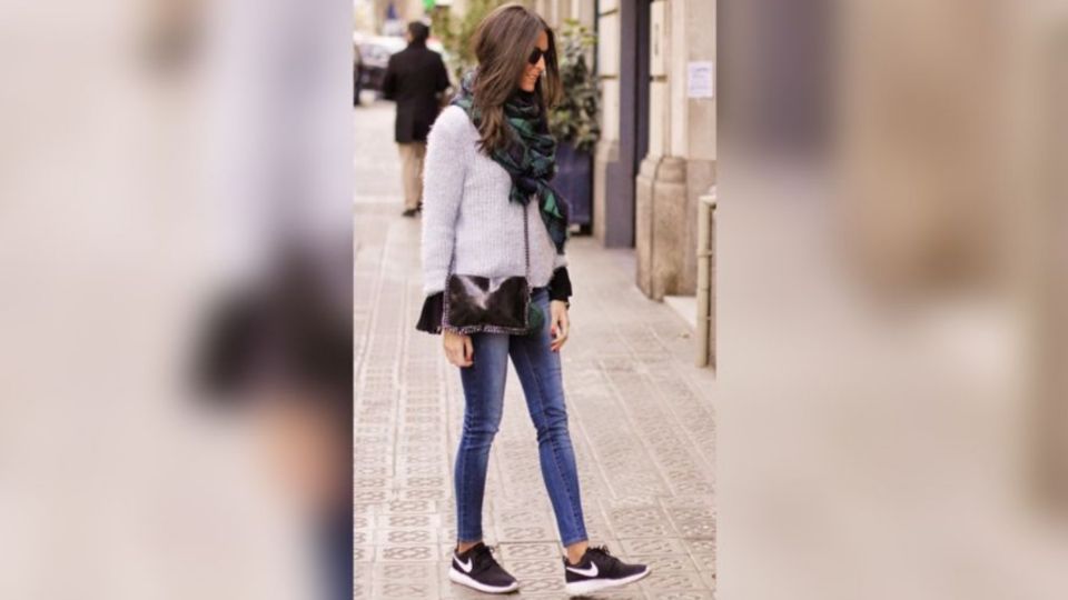 De acuerdo con stylist los tenis blancos no aportan estilo, y al usarlos casi siempre se cae en el look tipo turista