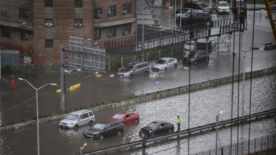 Las lluvias registradas en el noreste de Estados Unidos inundaron carreteras en Nueva York y paralizaron parcialmente el metro y los aeropuertos.