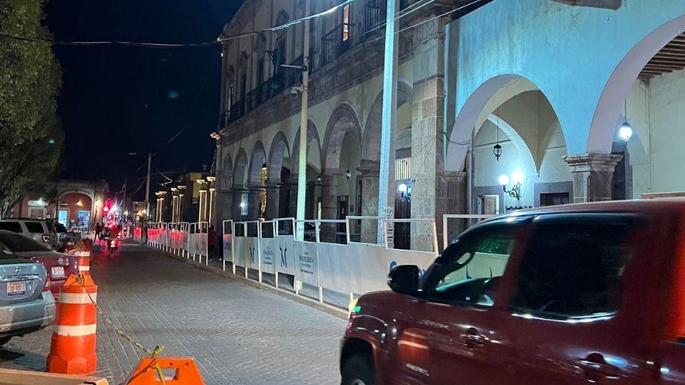 Luego de lograr ingresar, subió las escaleras, se dirigió al salón de Cabildos y se aventó de una de las ventanas