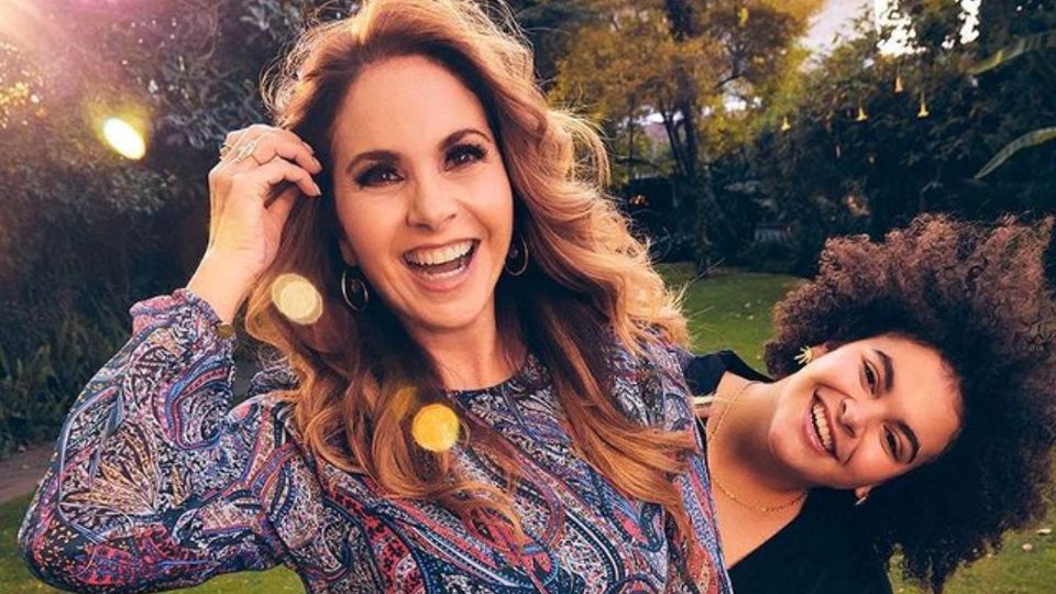 Aunque todos aseguran que Lucerito Mijares tiene más parecido físico con su papá, en esta ocasión, su mamá publicó una imagen que comprueba su parecido con la llamada 'Novia de América'