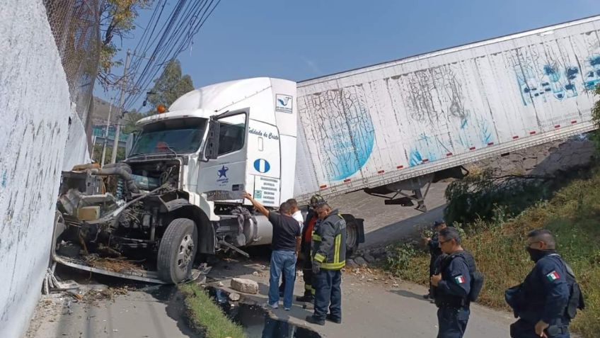 Tráiler sale del camino y se impacta contra una barda en Tlalnepantla