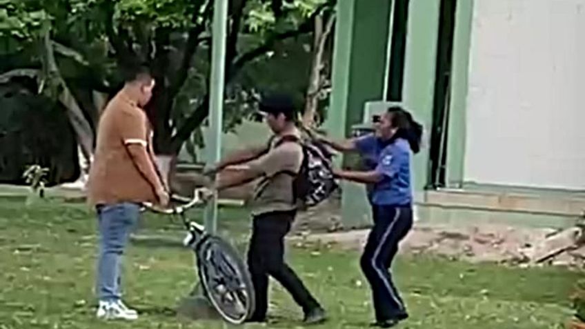 VIDEO: captan pelea entre estudiante y guardia de seguridad en una escuela de Villahermosa