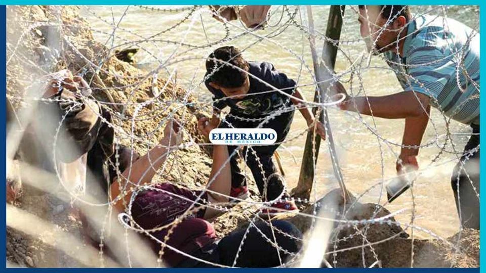 DESBANDADA. Al menos mil migrantes cruzan diariamente por la frontera entre México y Estados Unidos