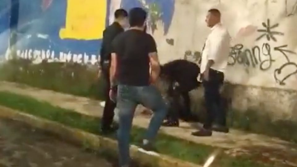 Usuarios de las redes sociales comenzaron a difundir el video de una golpiza en plena calle