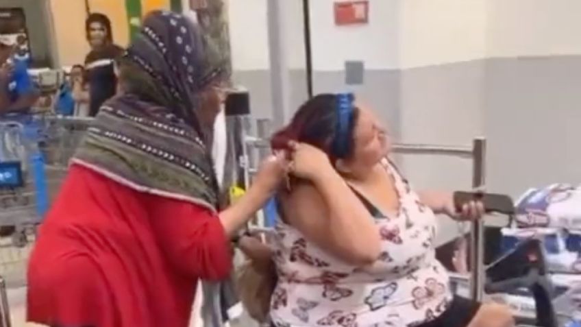 VIDEO: mujeres pelean a golpes en pleno supermercado por ganar el carrito motorizado