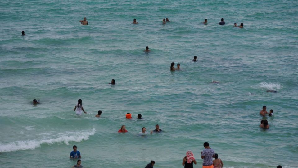 El padre de las niñas ingresó al agua, para poder ayudar a sus hijas.
