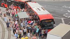 Salvan a abuelito de morir aplastado por el Metrobús, una multitud de 40 personas impidió la tragedia