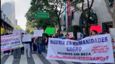 "Sin becas no hay futuro": Estudiantes bloquean Insurgentes Sur afuera de las oficinas del Conahcyt