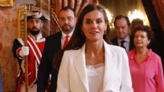 La reina Letizia da clase de estilo con jeans blancos y tenis para mayores de 50 años