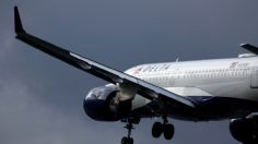 Graban el momento exacto en que a un pasajero de Delta le gana la diarrea en pleno vuelo, así quedó el avión todo batido