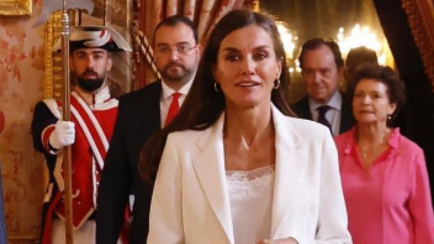 La reina Letizia da clase de estilo con jeans blancos y tenis para mayores de 50 años