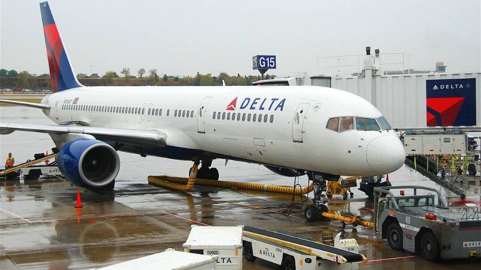 Los pilotos regresaron al aeropuerto de EU para que atendieran en tierra la emergencia biológica.