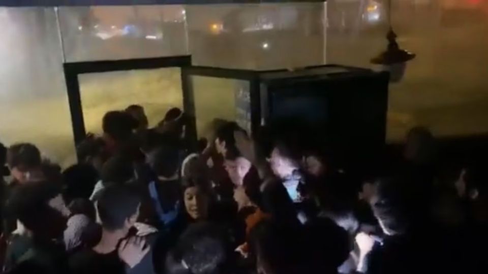 El momento en el que decenas de personas quedaron atrapadas en la Biblioteca Nacional de Basaksehir, em Turquía.