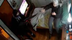 VIDEO: golpean y arrastran a abuelita para robar su casa, hasta al perrito asesinaron