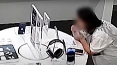 VIDEO: Mujer roba iPhone 14 rompiendo a mordidas cable antirrobo dentro de tienda