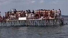 Universitarios organizaron celebración sobre un muelle y terminaron cayéndose al lago