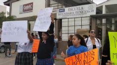 Padres de familia se manifiestan frente a secundaria de Tijuana: "Por falta de maestros"