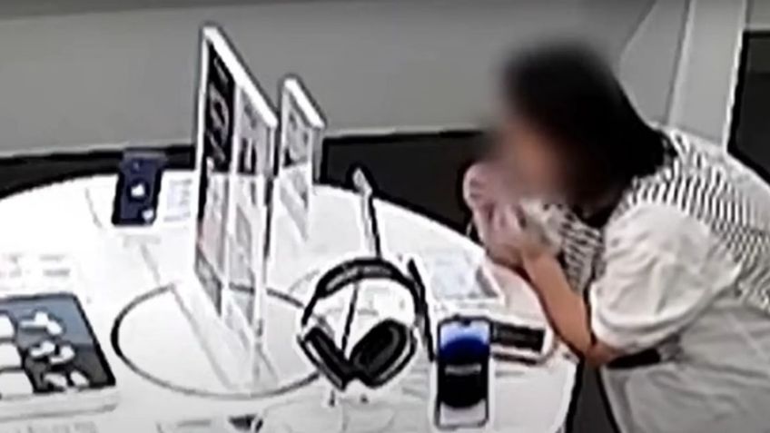 VIDEO: Mujer roba iPhone 14 rompiendo a mordidas cable antirrobo dentro de tienda