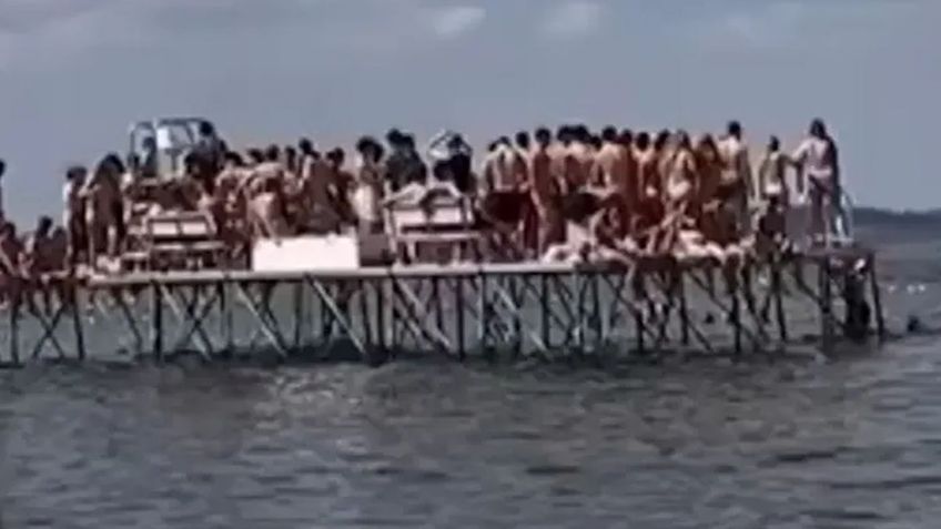 Universitarios organizaron celebración sobre un muelle y terminaron cayéndose al lago