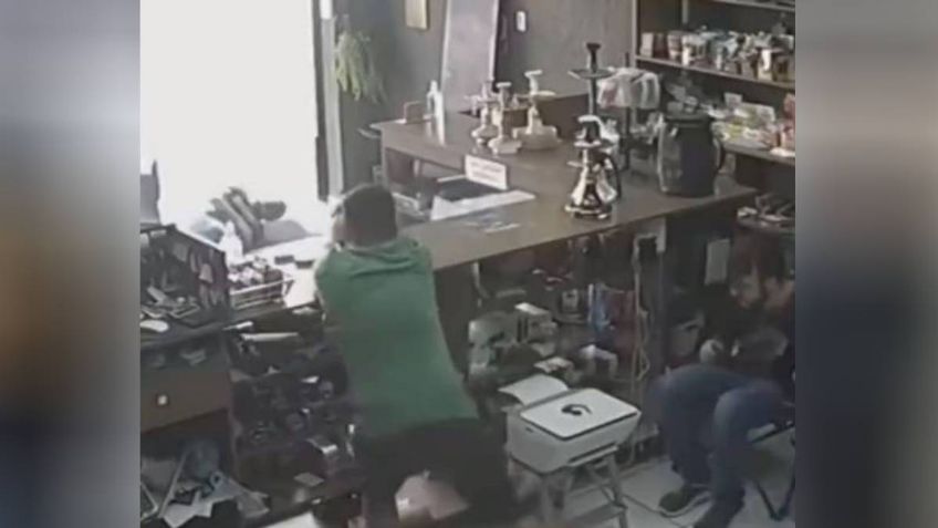 VIDEO: hombre entra a robar una tienda y el dueño lo asesina con más de 20 balazos