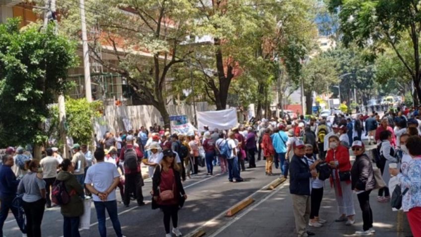 Manifestantes bloquean ambos sentidos de Insurgentes Sur, servicio del Metrobús resulta afectado