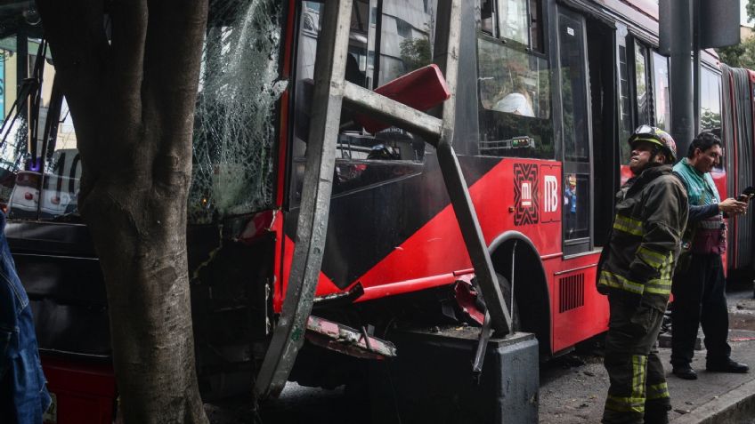 Chofer de Metrobús atropella a un músico ambulante de 65 años y es detenido