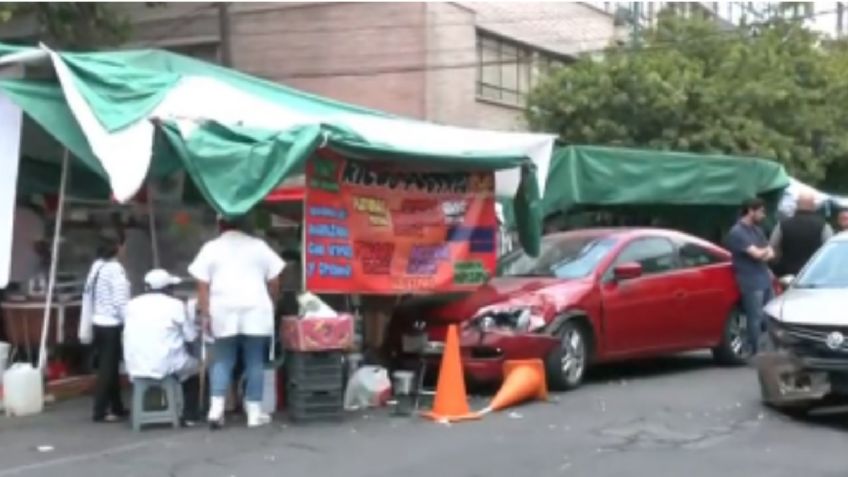 Dos autos chocan y se van contra puesto de comida repleto de gente en la Colonia del Valle