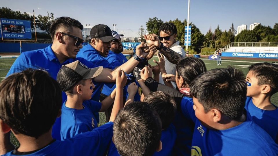 Trabaja con los Rams como enlace con la comunidad de L.A.
