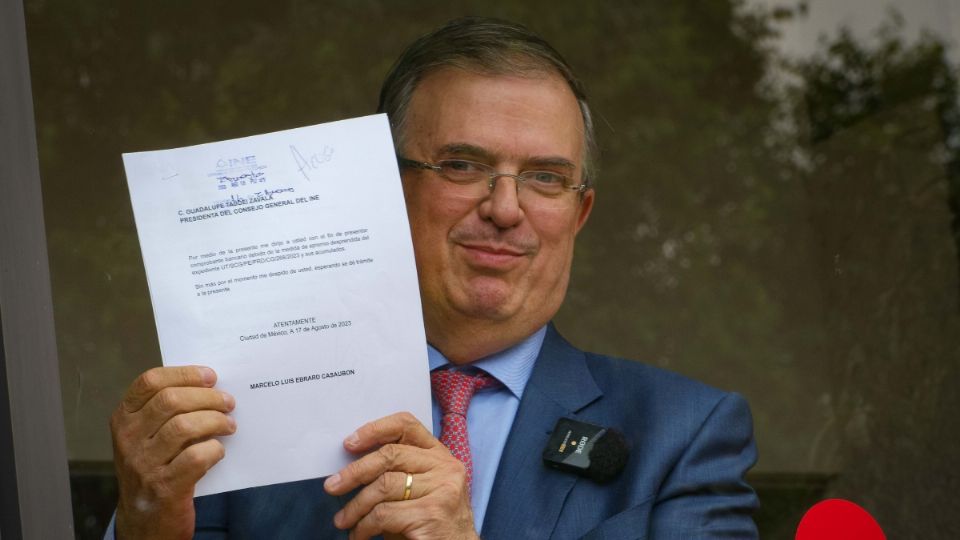 Analizan la firma de Marcelo Ebrard