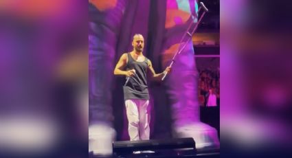 VIDEO | Fan le lanza una muleta a Maluma en pleno concierto y su reacción causa gran alboroto