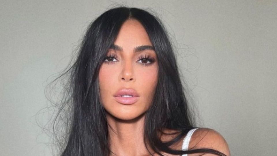 Kim Kardashian despide al verano con delicado bikini dorado