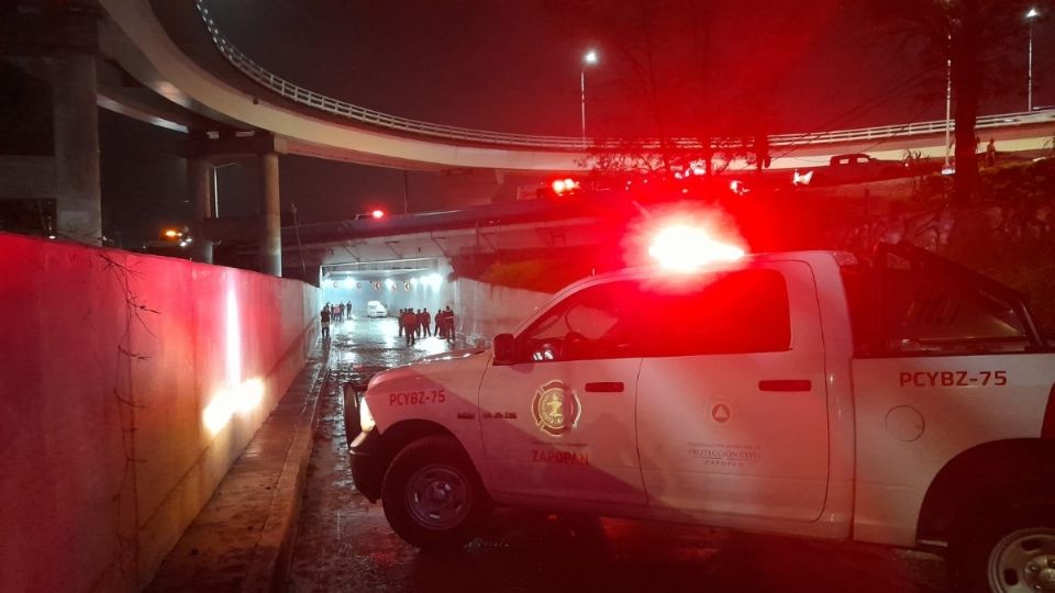 El vehículo quedo con el agua hasta el techo