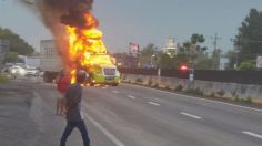 Sujetos queman tres camiones y bloquean carreteras en Colima