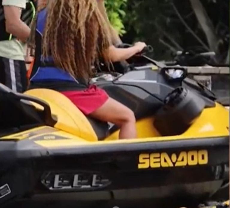 Shakira en moto de agua 