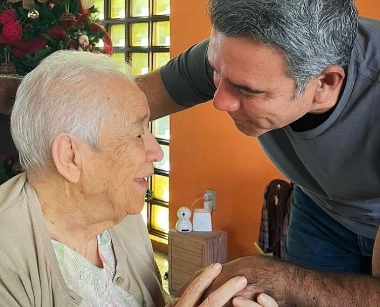 Héctor Sandarti y su madre