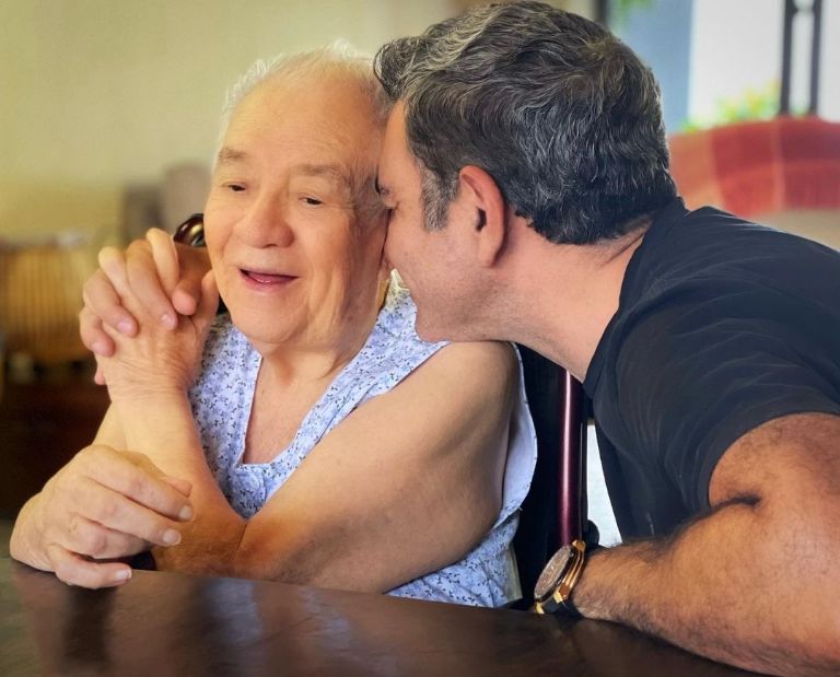 Héctor Sandarti y su madre