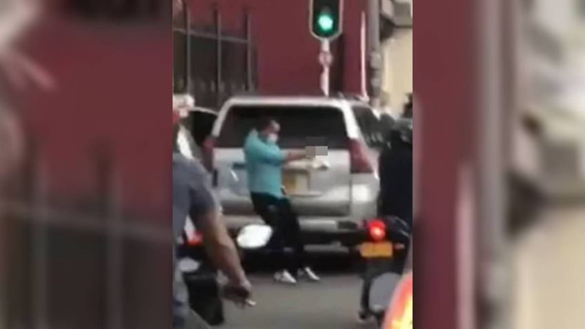 VIDEO: rateros intentan asaltar a conductor desde una moto y los recibe con una lluvia de balas