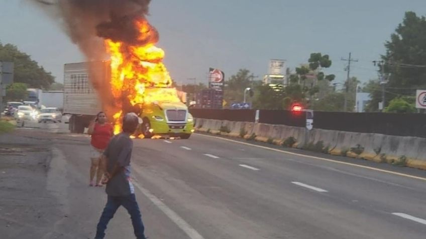 Sujetos queman tres camiones y bloquean carreteras en Colima