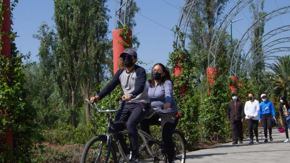 Capitalinos disfrutando del Parque Ecológico de Xochimilco.